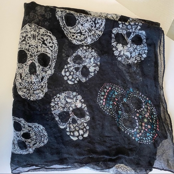 Women’s black and white crystal and floral skull scarf. - Picture 5 of 7